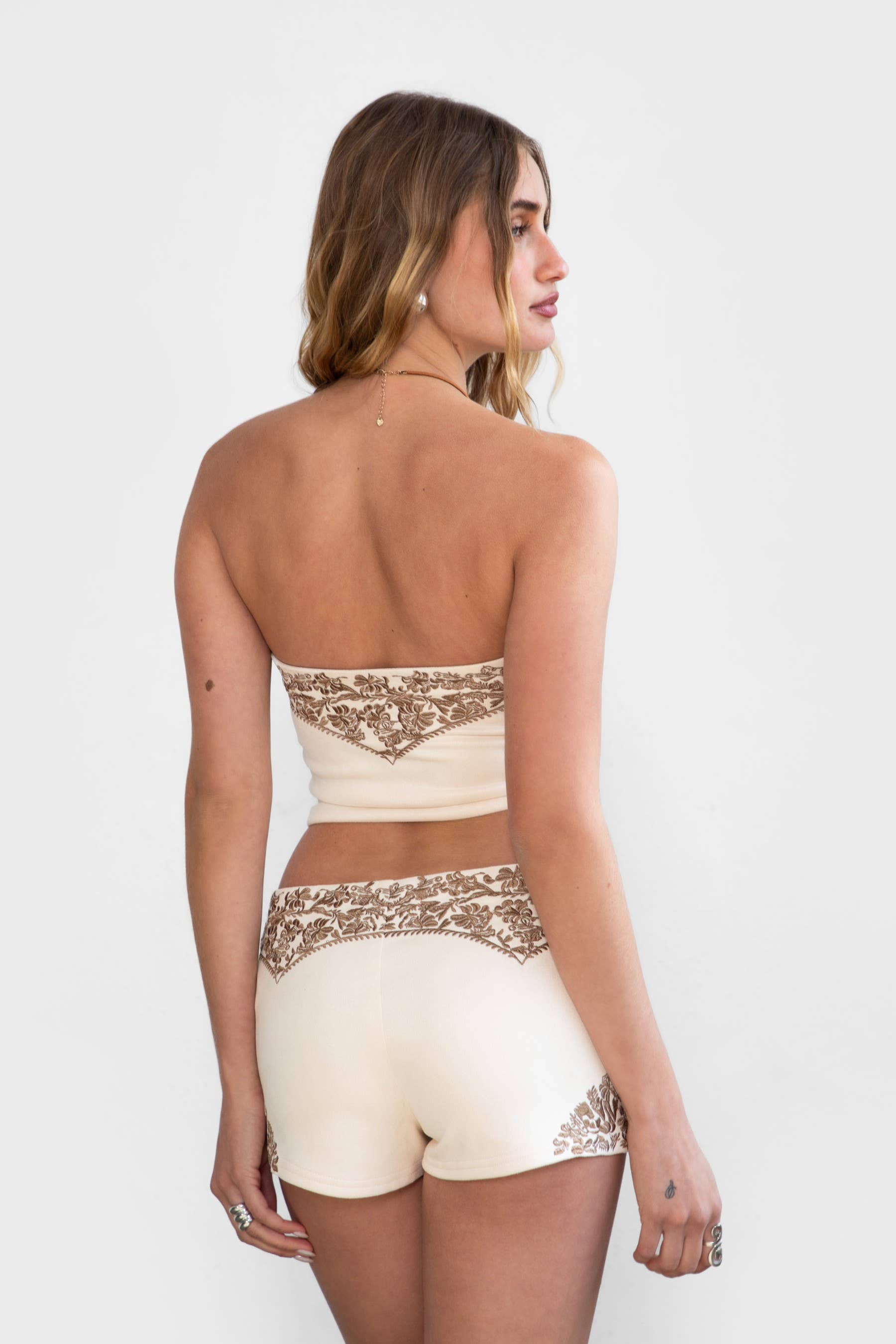 TICTOC - Vendita all'ingrosso Pantaloncini - Donna - Shorts in camoscio ricamato MONTANA9