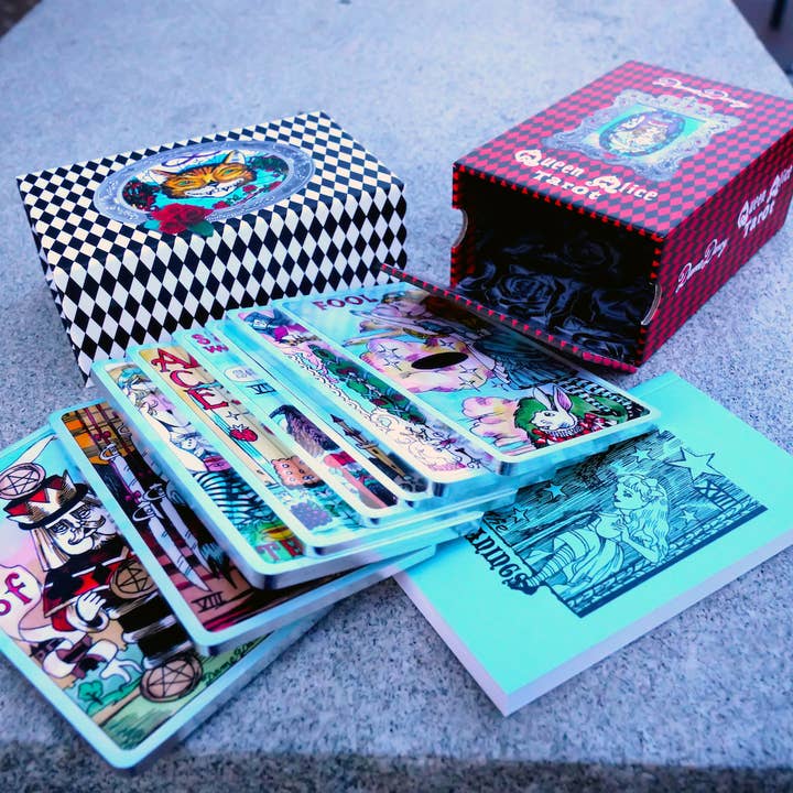 Dame Darcy - Wholesale Tarot Cards - Dame Darcy Queen Alice Tarot Silver Edition3