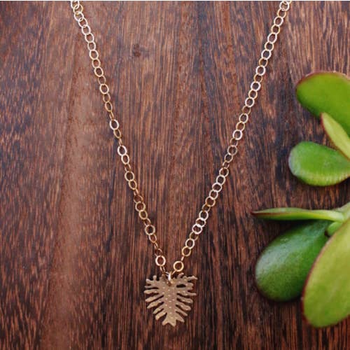 Halskette mit Philodendron-Anhänger aus Messing für den Großhandel von K Elizabeth Jewelry