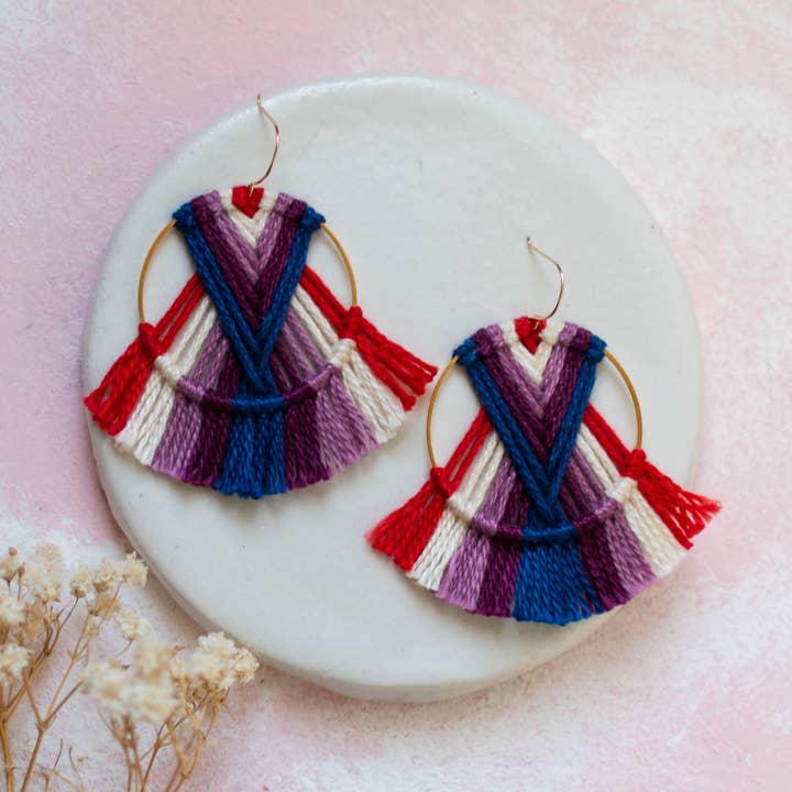 BOUCLES D'OREILLES EN FORME D'ATTRAPE-RÊVES EN PRUNE, BOUCLES D'OREILLES EN MACRAMÉ pour la vente par Prachi's Bohemian Art