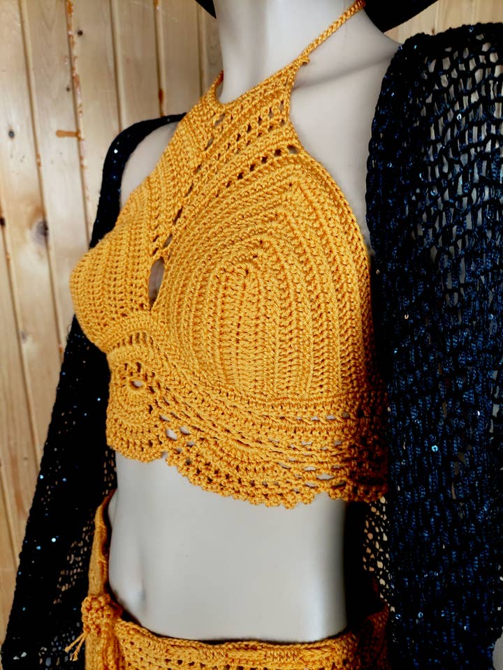 Haut dos nu en crochet jaune, débardeur bohème pour l'été en station balnéaire pour la vente par mayAqua