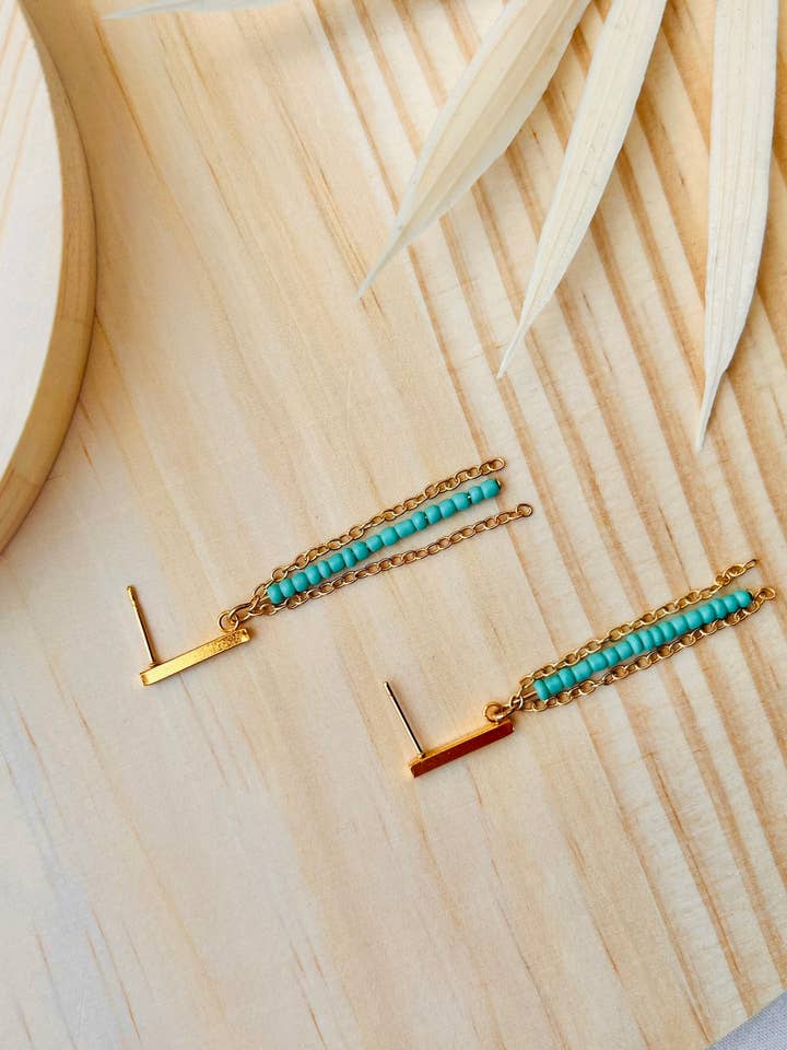 Orecchini a bottone con catena turchese | Borchie in oro per la vendita all'ingrosso da parte di Lavender Avenue