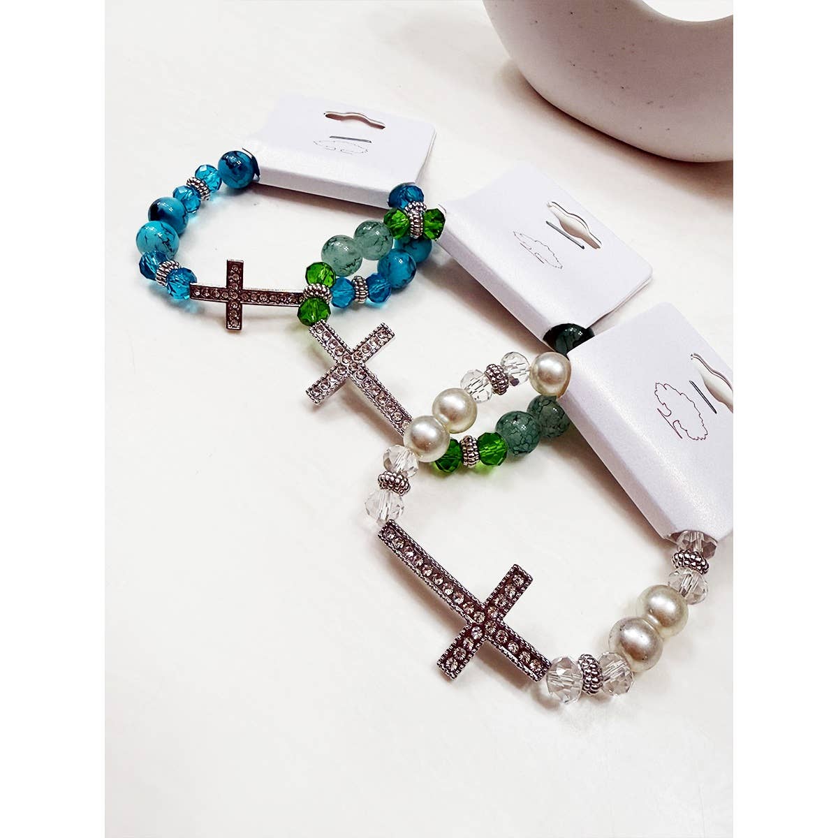 MÉLANGER LA COULEUR Bracelet en perles multicolores avec croix en strass en vente sur Faire2