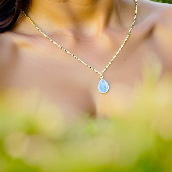 Betagende Blå Flash Regnbue Månesten Halskæde Og/eller Øreringe. Fantastisk Aaa Kvalitet Blå Flash Månesten Ædelsten Lavet I Hawaii Med Kærlighed! for engroshandel hos Treehouse Jewelry Hawaii