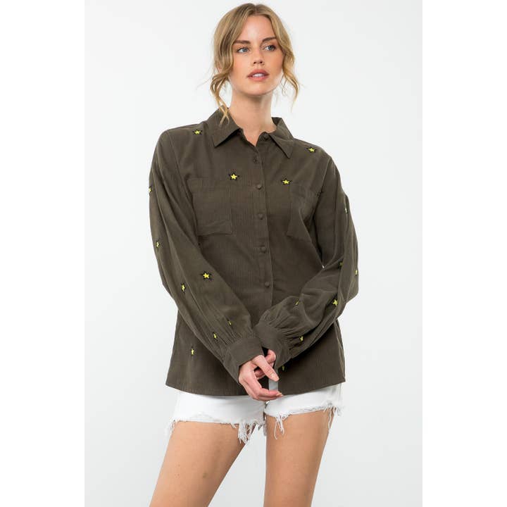 Camisa verde oliva de manga larga con botones y bordado de estrellas para venta al por mayor de THML