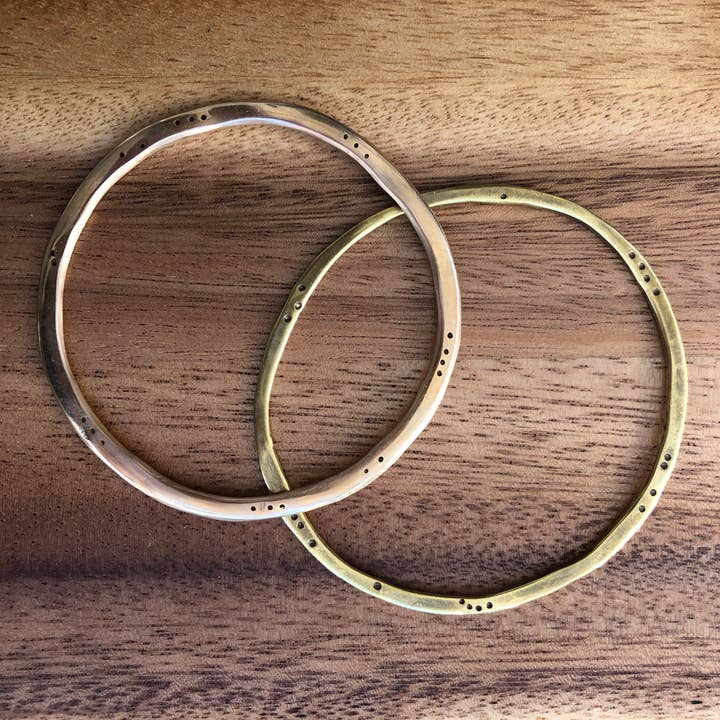 Bracelet-jonc en laiton à pois pour la vente par Repurposed on Purpose