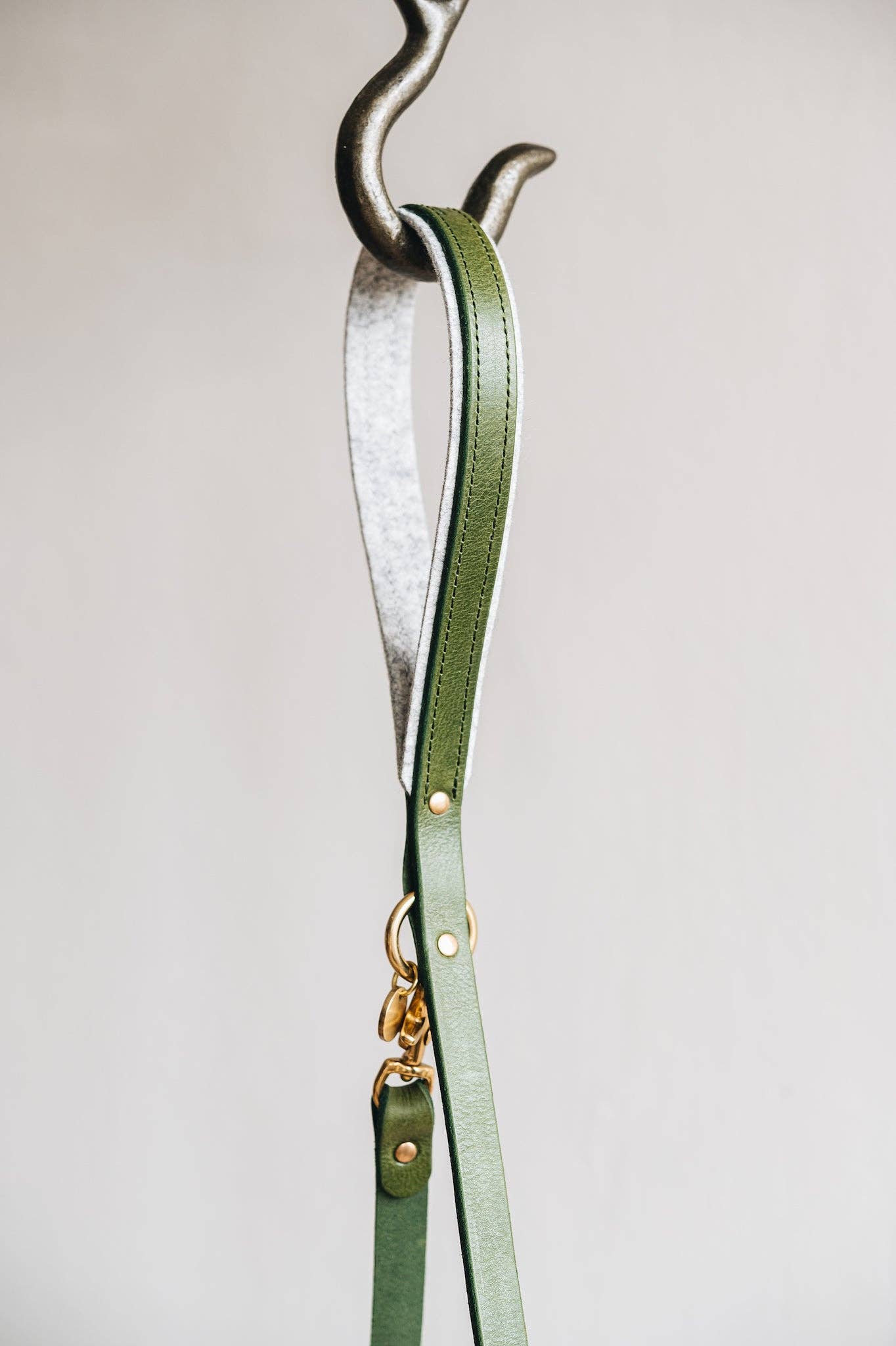 BAND&ROLL - Wholesale Pet Leash - Dog - LIGHTWEIGHT SHORT LEATHER LEASH. HITCH air1