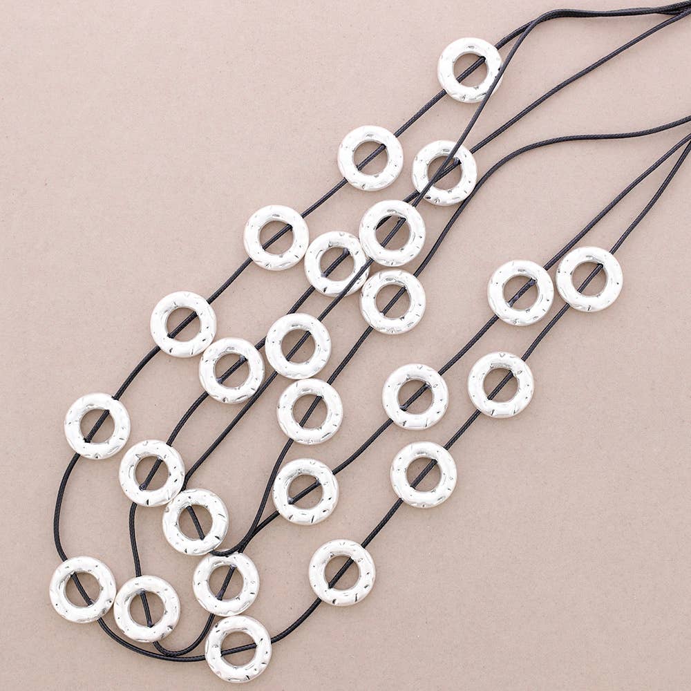 Sonata – Colar pingente/pendente por atacado – Colar longo de couro com círculos de metal1