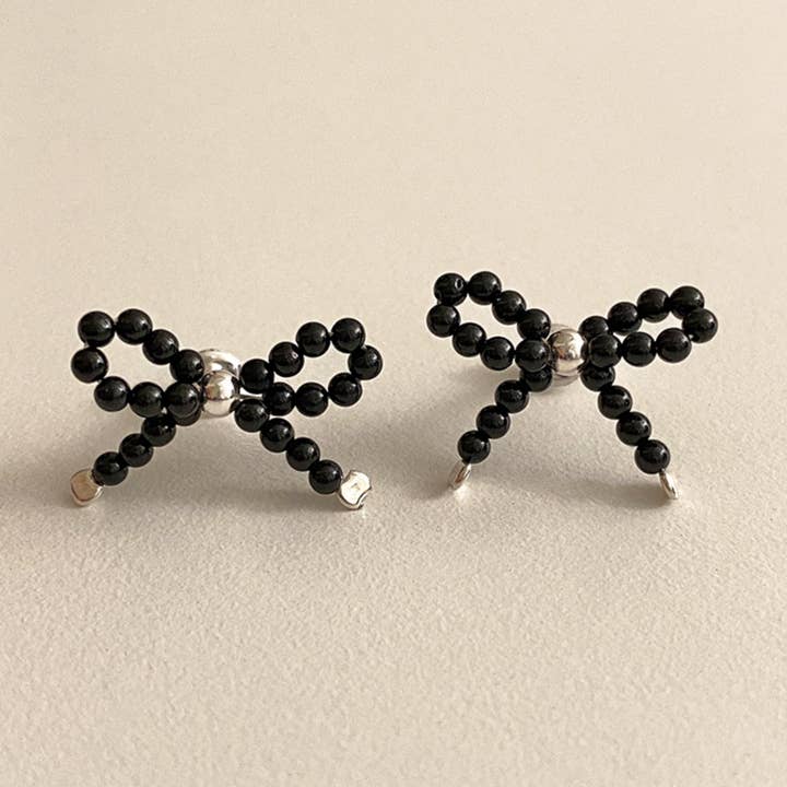 Sort perlebesat sløjfeørestikker for engroshandel hos Cult Mystique