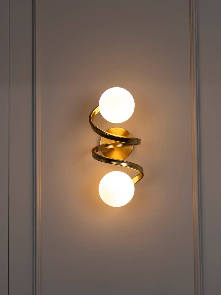 Lampada da parete Vanity in ottone, lampada da parete a globo in vetro satinato, moderna illuminazione da parete da appendere al trucco, applique Art Deco fatta a mano MODELLO: PAMIR per la vendita all'ingrosso da parte di HEKA LIGHTING & TRADING LTD