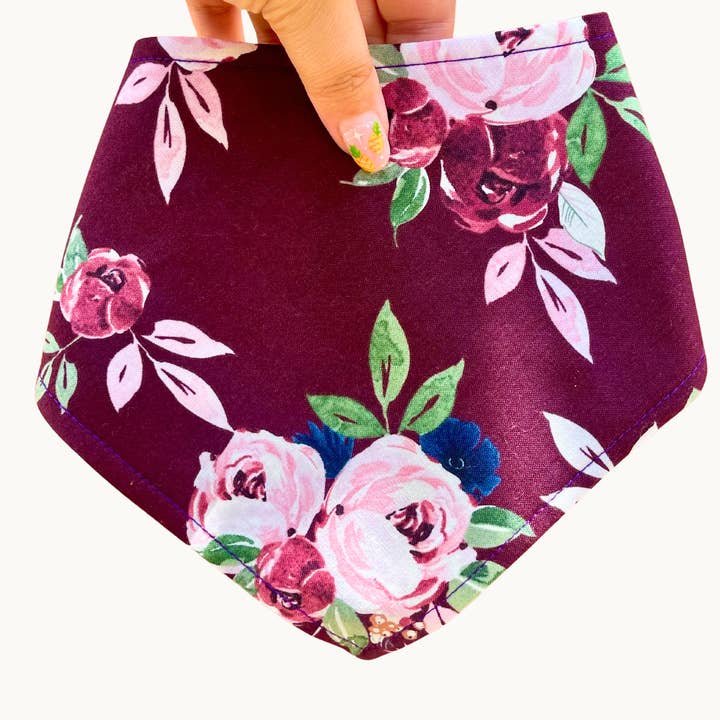 Bandana pour chien à fleurs – Roses blush et bordeaux – Style à pression USA pour la vente par Very Vintage Designs