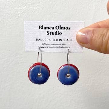 Blanca Olmos Studio – Engroshandel Hængeøreringe og creoløreringe – Letvægts keramiske øreringe, ringe, forskellige farver