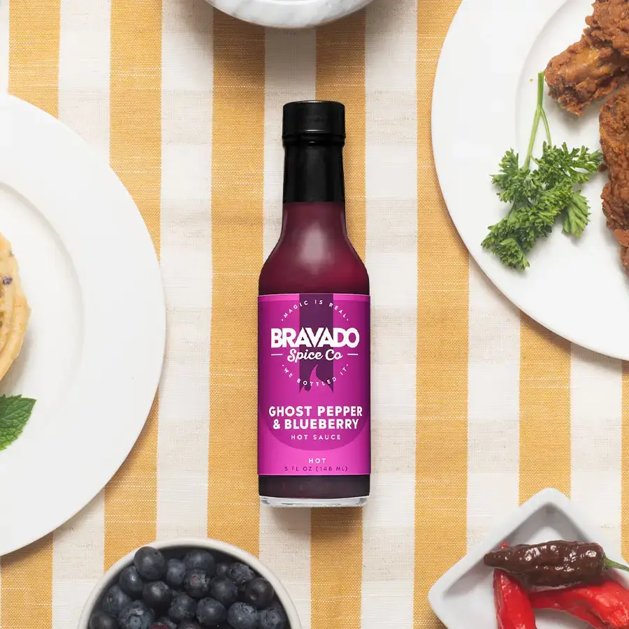 Bravado Spice Co. - Vendita all'ingrosso Salse piccanti - Confezione da 6 salse piccanti al peperoncino fantasma e mirtillo HOT ONES S33