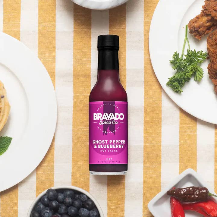 Bravado Spice Co. - Vendita all'ingrosso Salse piccanti - Confezione da 6 salse piccanti al peperoncino fantasma e mirtillo HOT ONES S33