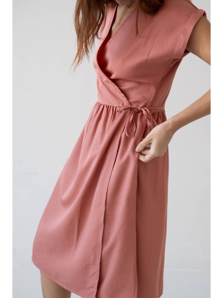 Rosa Hira Midikleid mit V-Ausschnitt und Wickeldesign aus rosa Tencel für den Großhandel auf Faire2