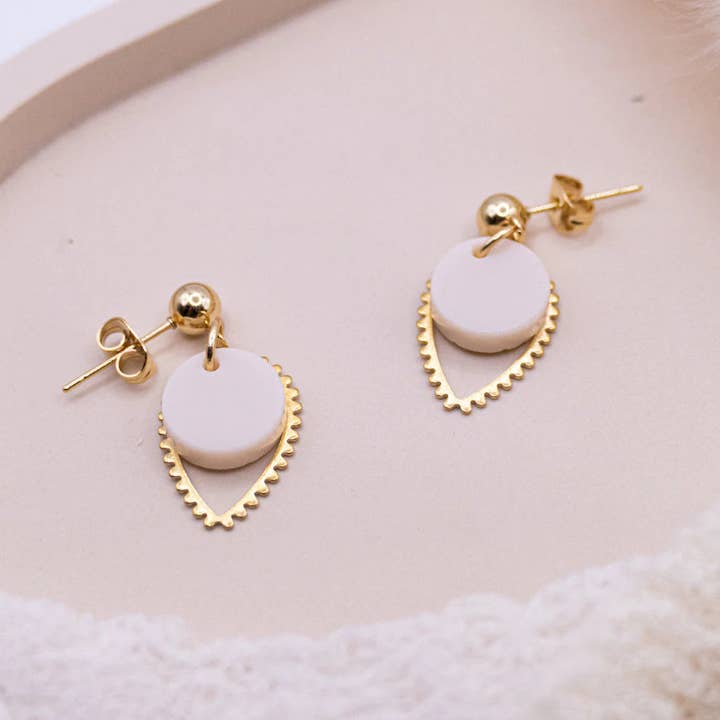 Brincos de círculo de flores bege - brincos de noiva bege claro por atacado de Tilda&Theo