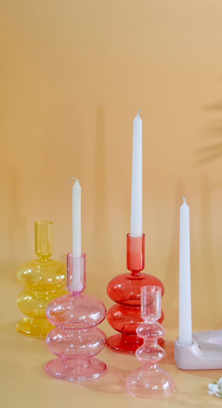 Casa Amarosa – Großhandel Kerzenhalter – Retro-Kerzenhalter aus gewelltem Glas, 17,8 x 3,5 Zoll, Rostorange1