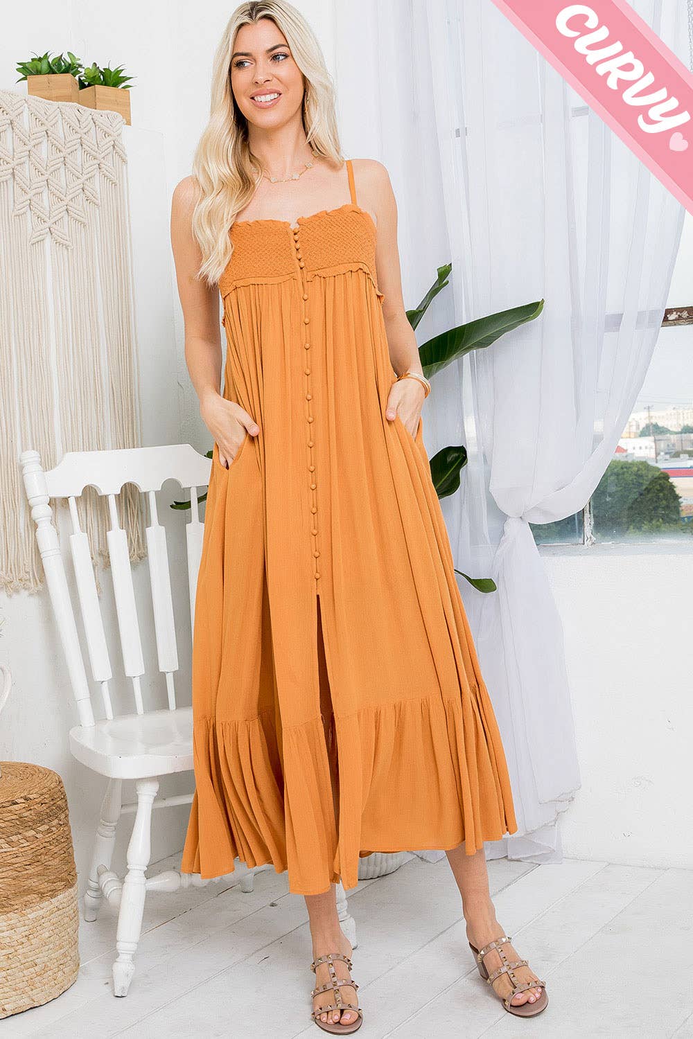 Sweet Lovely by Jen – Großhandel Kleid – Damen – MAXIKLEID AUS SEIDE MIT GESMOKTEM BUTTON-DOWN IN ÜBERGRÖSSE1