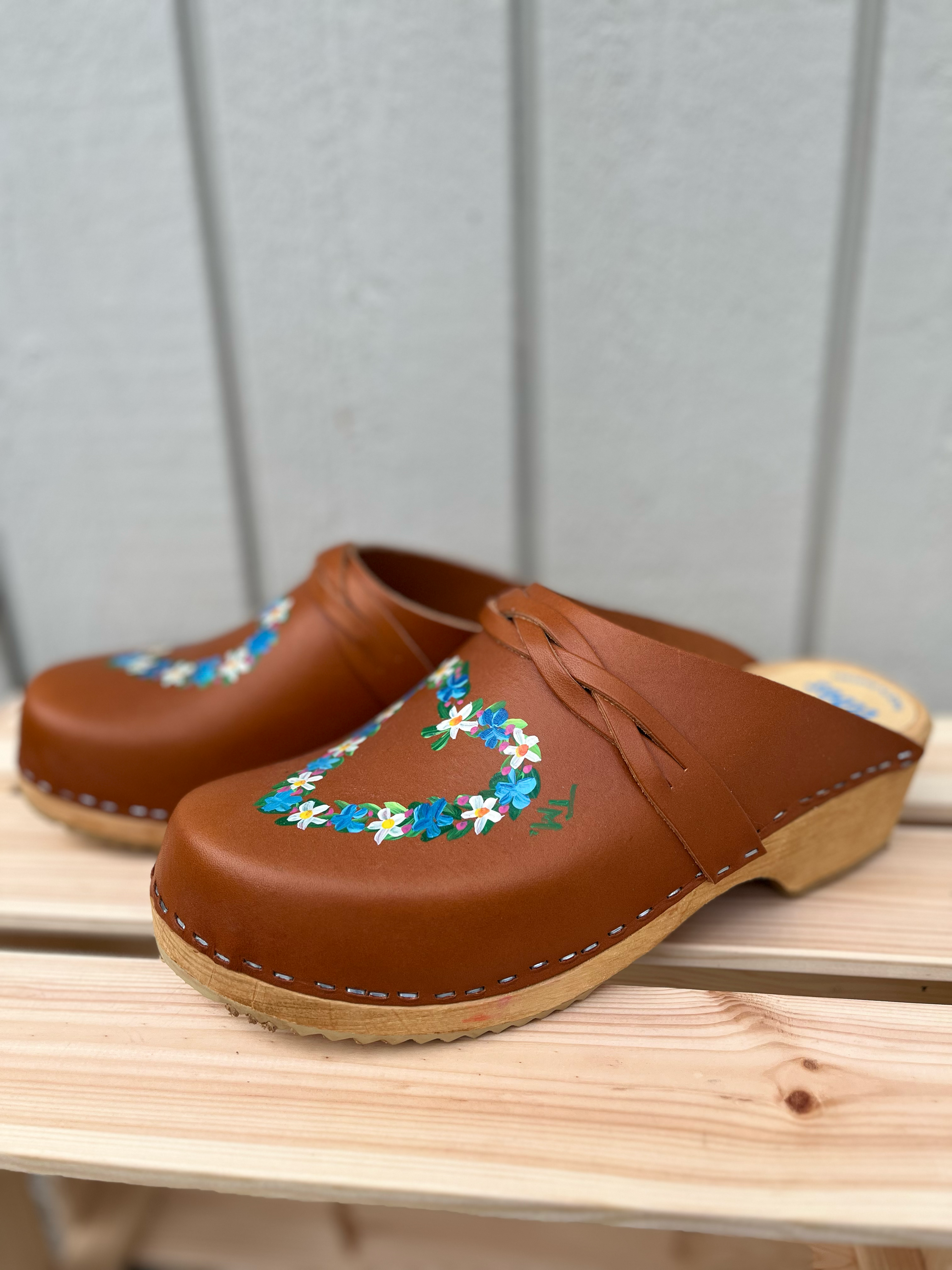 Tessa & Mimmi Clogs of Sweden - Wholesale Clogs - Women's - Suntanned Flower Heart Clogs1