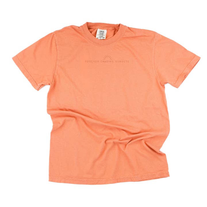 Broderad Ton i Ton - Comfort Colors T-shirt - För alltid på jakt efter solnedgångar för wholesale av Little Mama Shirt Shop