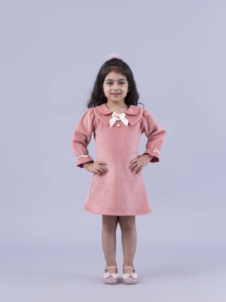 Robe pêche avec broderie délicate au point de nœud français pour la vente par TheBeanWalk