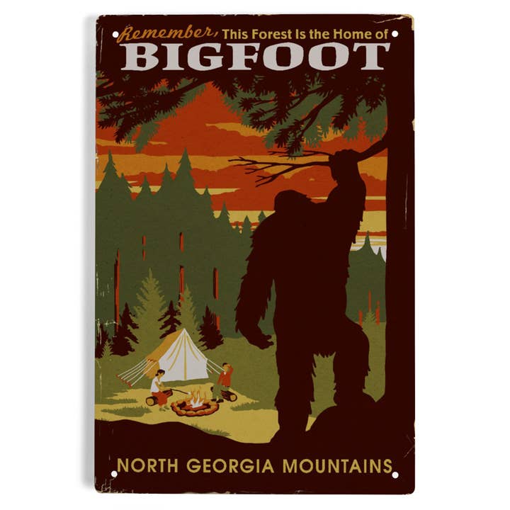 LETRERO DE METAL DECORADO EN LAS MONTAÑAS DEL NORTE DE GEORGIA, HOGAR DE Bigfoot para venta al por mayor de Lantern Press