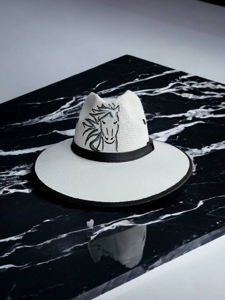 Cappello in iuta dipinta «Lo spirito del cavallo» per la vendita all'ingrosso da parte di Bella Soul