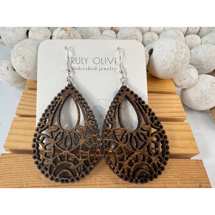 Deslumbrantes Brincos de Mandala em Madeira com uma Forma Única de Gota por atacado de Truly Olive