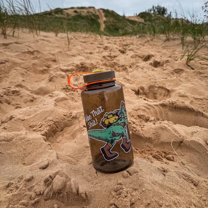 Hey Bear Outdoors – Engroshandel Vandflaske – Hike That Shit Dinosaur T-Rex Nalgene 32 oz vandflaske3