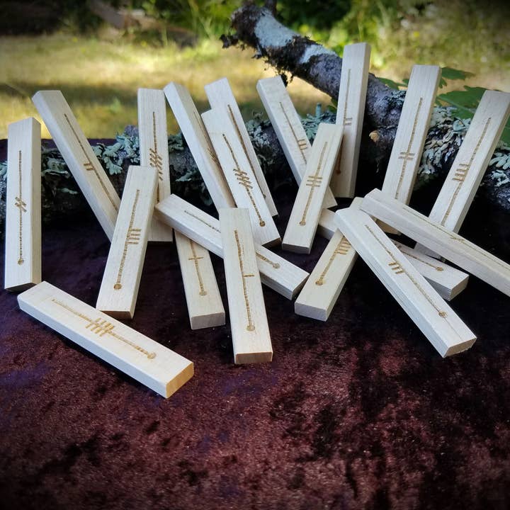 Rare Earth Designs - Vente Cartes de tarot - Bâtonnets Ogham Celtiques en Érable Gravés pour Divination, Psychique
