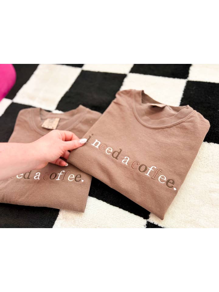 Espresso T-shirt brodé "J'ai besoin d'un café" | T-shirt tendance, t-shirt d'été en vente sur Faire3
