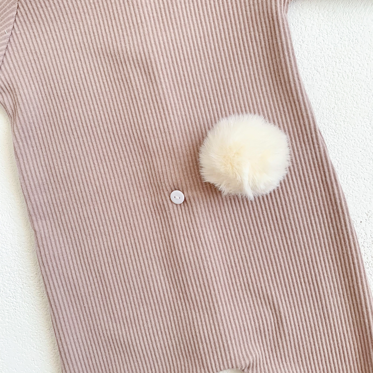 Annie & Charles – wholesale Byxdress - Baby – Annie & Charles® babyoverall med kaninöron och knappstängning8