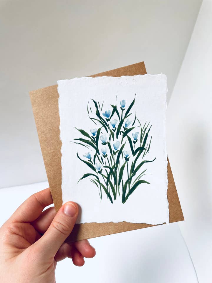 Håndlavet bomuldskort, blå tulipantryk, miljøvenlige kort for engroshandel hos Atelier By Cat