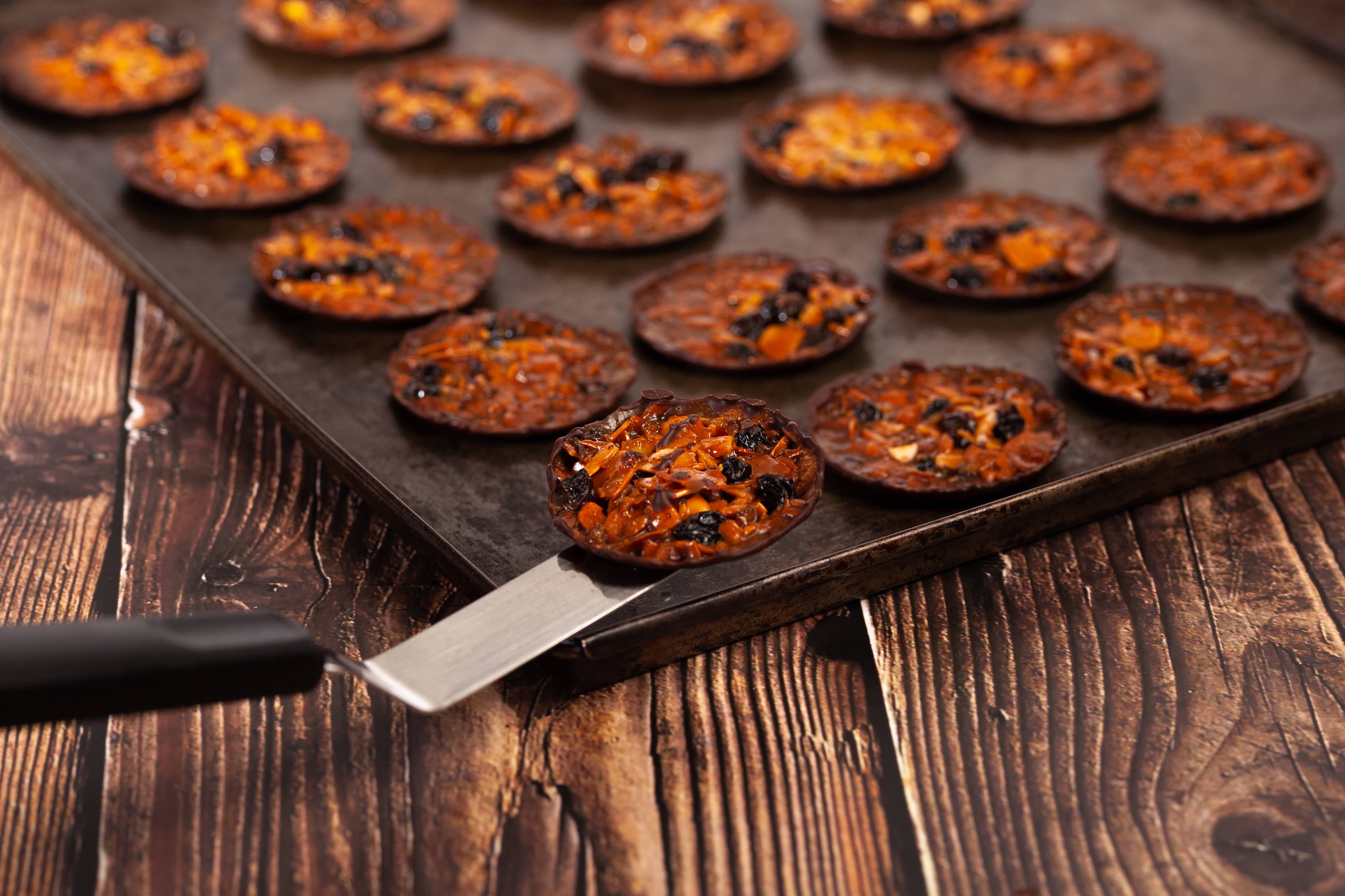 Maison de florentins – wholesale Kakor – Florentins med saltat smörkaramell och mörk choklad2