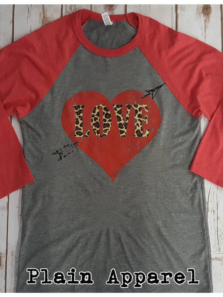 Amour Leopard Coeur Raglan pour la vente par Plain Apparel Tees