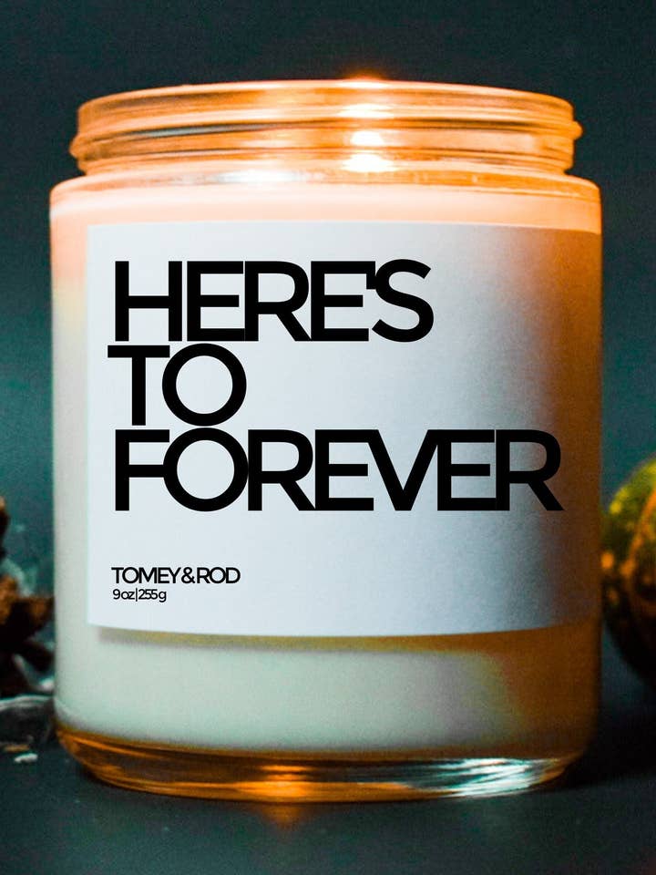 Hier is To Forever bruidsdouchekaars, cadeau voor bruid, verlovingscadeau, huwelijkscadeau, grappige kaars, cadeau voor beste vriend, vrijgezellenfeest voor wholesale door Tomey & Rod