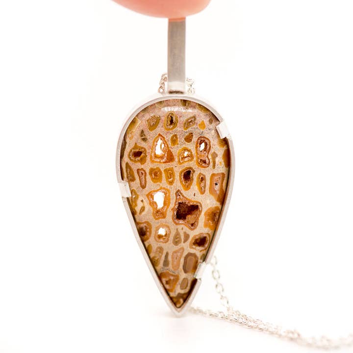 Traanvormige Palmwortel Fossiel Ketting – Versteend Houten Hanger in Zilver voor wholesale door MorphiArtForge