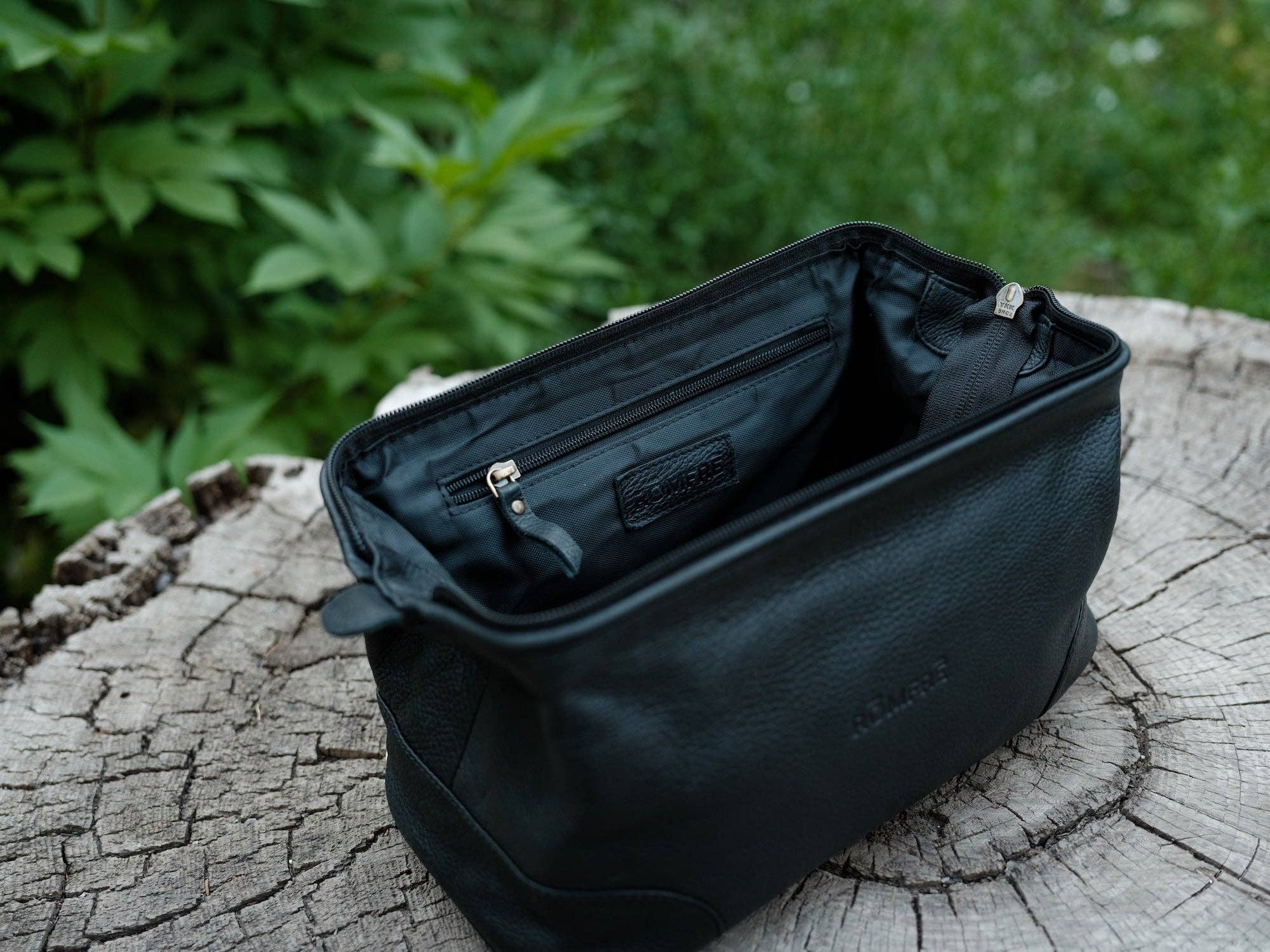 Rōmfrē Travel Co. – wholesale Necessär - Unisex – Bred Mun Dopp9