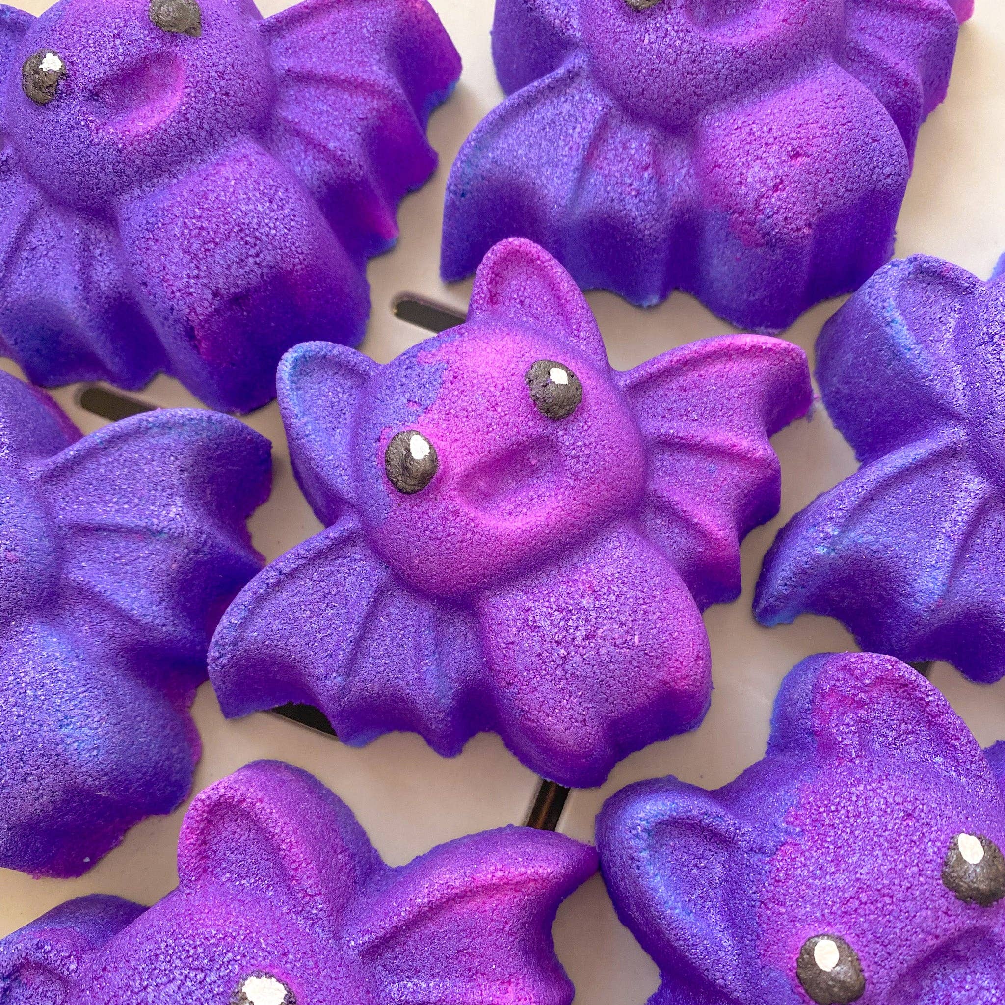 Bathe Enchanted – wholesale Bath bomb/fizz – Shimmering Bat Bath Bomb1