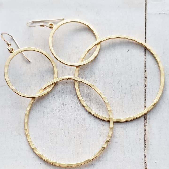 Sosie Designs – Großhandel Ohrhänger – Gold gehämmerte Kreolen2