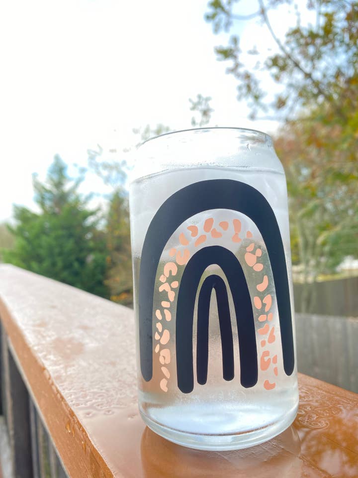 Boho Rainbow Svart & Persikrosa leopard 16 oz. glaskopp för wholesale av Will + Vivi