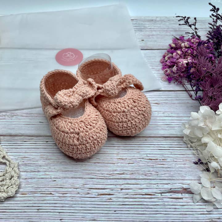 CherisherBabies – Großhandel Bekleidungsset – Baby – Handgemachte gehäkelte Babyschuhe, Stirnband, Beißring
