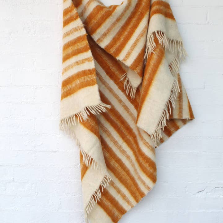 MANTA DE LÃ LINHAS OCRE SOBRE CRU por atacado de La Casa Cotzal S.A.