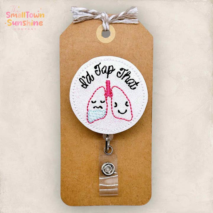 Premerei quel portabadge per la vendita all'ingrosso da parte di The SmallTownSunshine Company