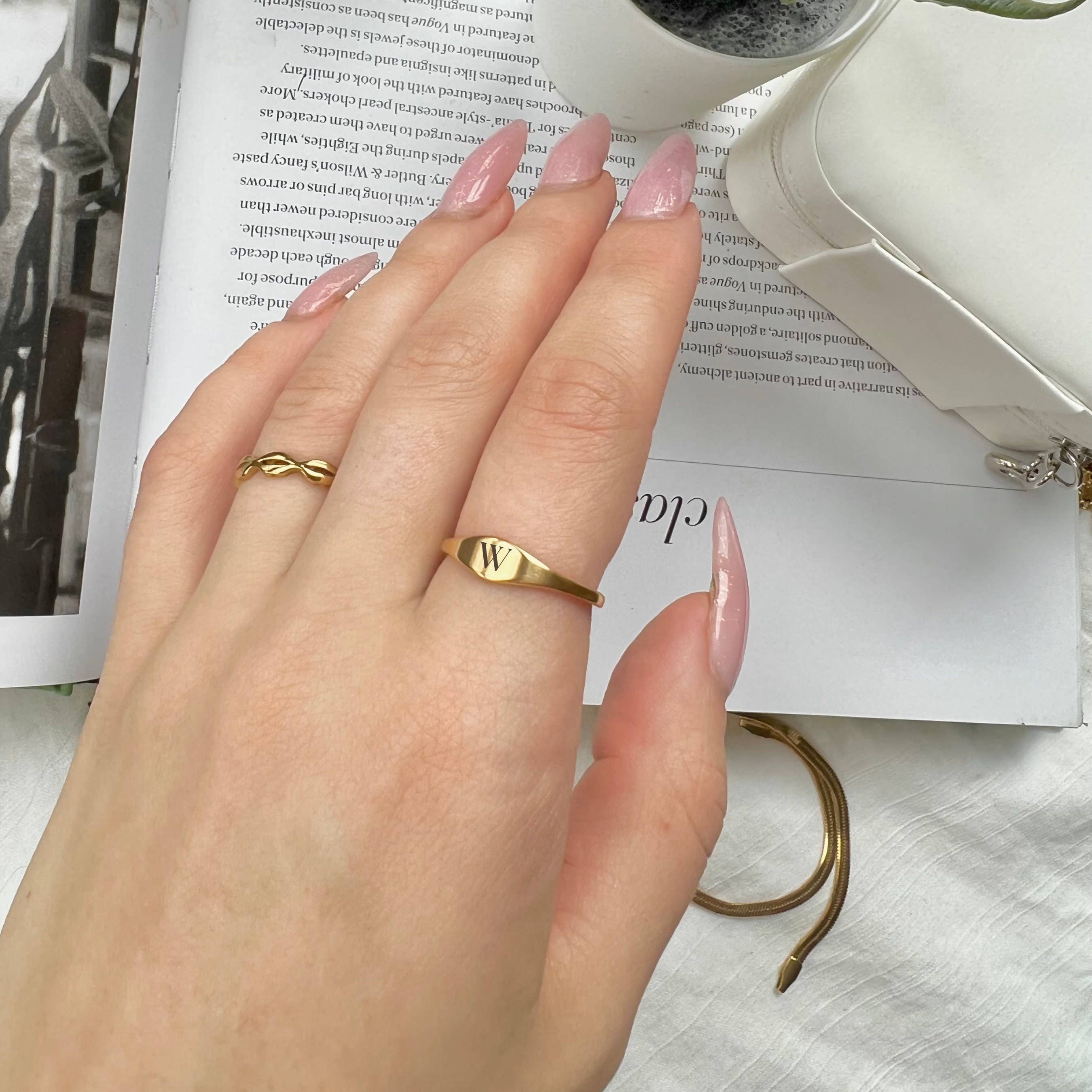 Rossie Jewellery – Großhandel Siegelringe – Personalisierter Siegelring mit graviertem Goldbuchstaben2