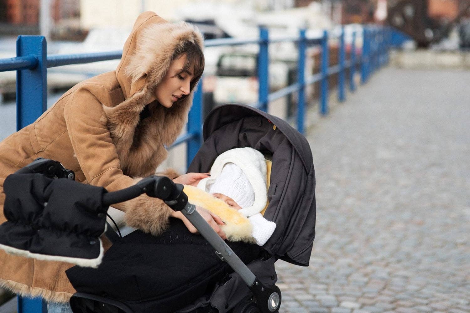 Sheepers – wholesale Shoe accessories – Black Sheepskin Footmuff3