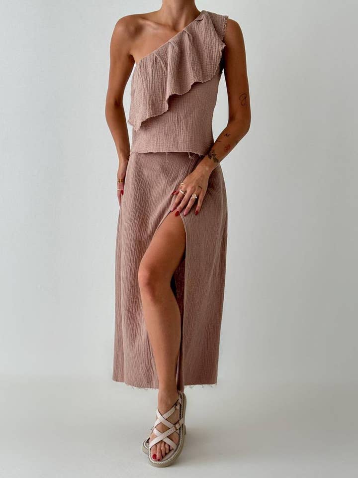 Completo con Top Monospalla in Lino con Volant e Gonna Lunga con Spacco per la vendita all'ingrosso da parte di Design company-Fatma Balkir