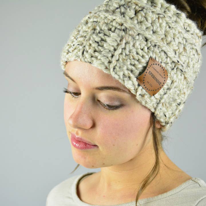 Chunky Messy Bun-mössa, rörig bullehatt, hästsvanshatt, handgjord virkad hästsvanshatt, visas här i havregryn | Välj din färg för wholesale av Cozy Woolen Co