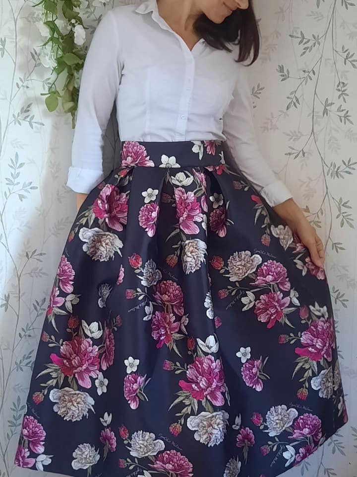 EgoChic Milano – Großhandel Rock – Damen – Sabrina Faltenrock im Stil der 50er Jahre, Blumenmuster auf schwarzer Basis mit Logo