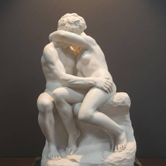 Sculpture Le Baiser de Rodin 27 cm (10,62 po) poudre d'albâtre pour la vente par ArteSacraCaravaggio